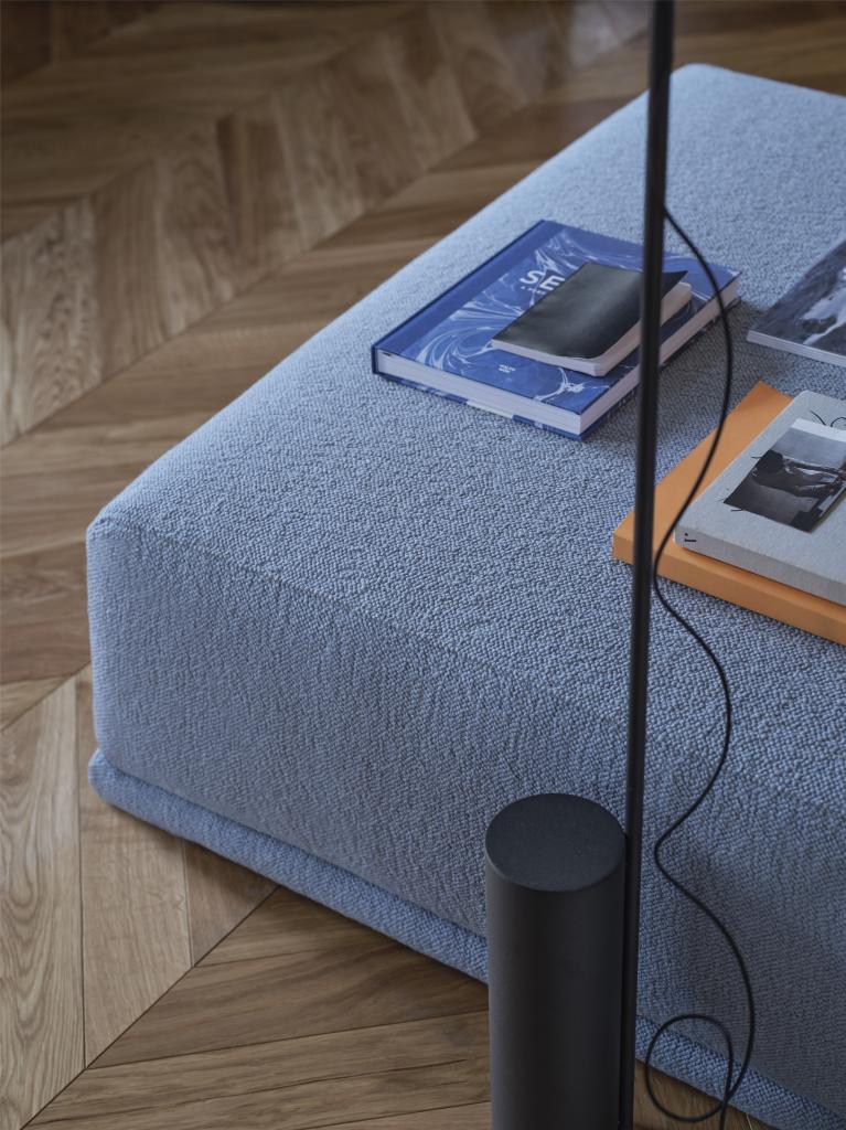 connect-soft-module-i-hearth-012-post-floor-lamp-black-muuto-org