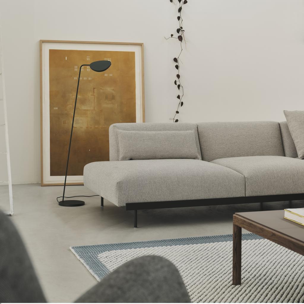 in-situ-clay-12-pebble-rug-pale-blue-couple-coffee-table-taupe-dark-oiled-oak-leaf-floor-dark-green-ease-black-muuto-org