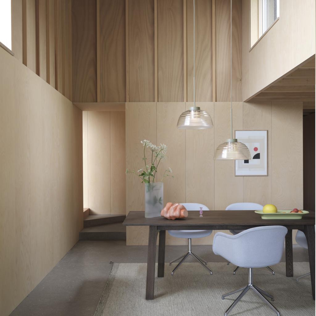 two-layer-grey-earnest-table-dark-ridge-vase-35-white-frosted-glass-fiber-acca-731-ply-rug-recycled-poly-off-white-muuto-org_1_1